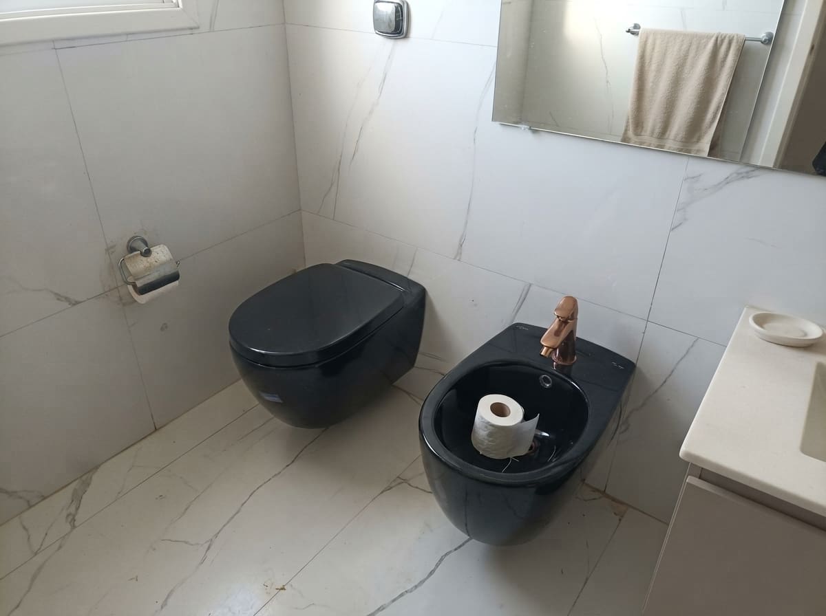 WC Suspendu Noir Mat – Design Moderne